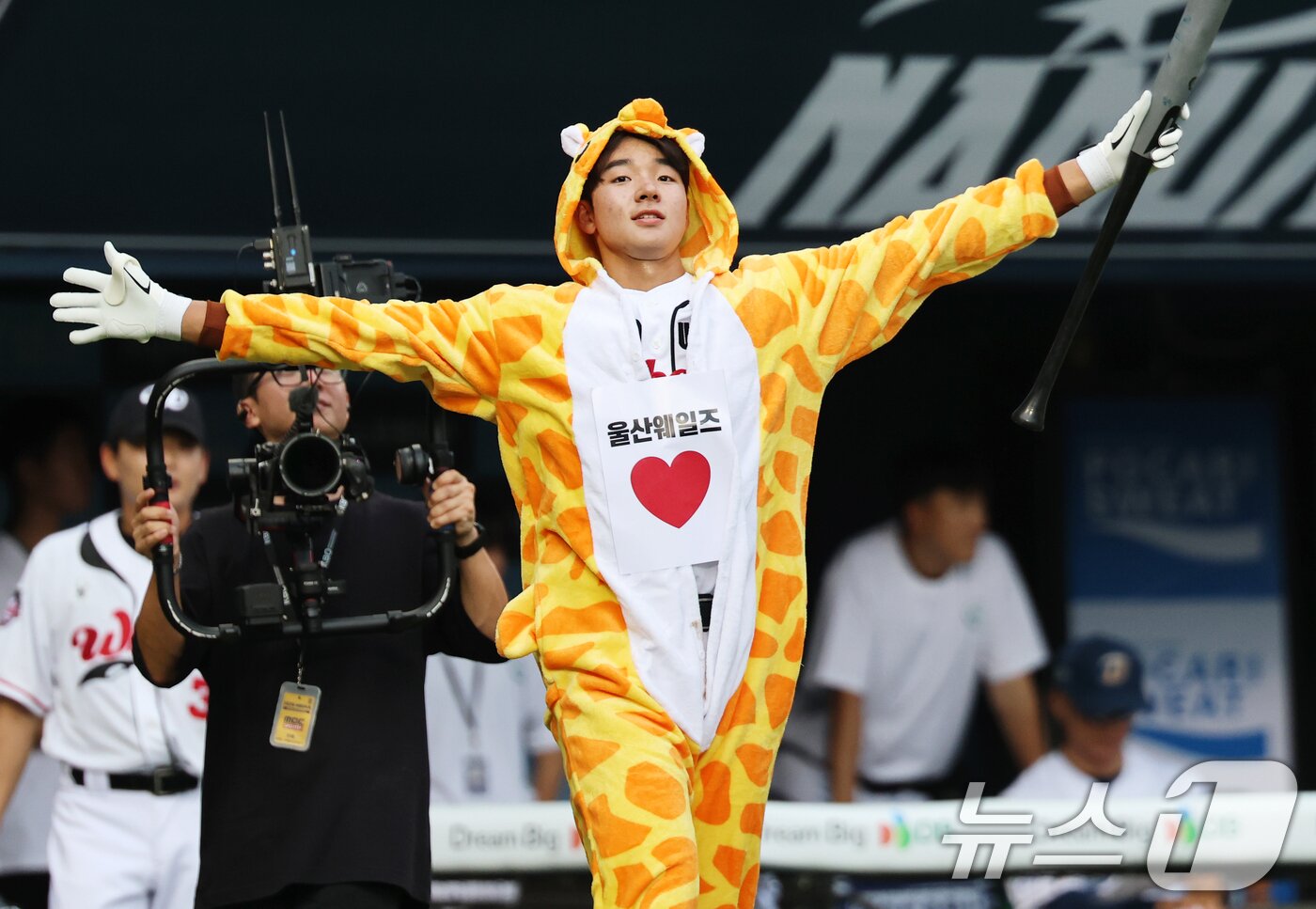 본문 이미지 - 10일 서울 송파구 잠실야구장에서 열린 '2026 프로야구 KBO 퓨처스(2군) 올스타전' 북부리그와 남부리그의 경기에서 울산 웨일즈 노강민이 퍼포먼스를 선보이고 있다. 2026.7.10 ⓒ 뉴스1 오대일 기자