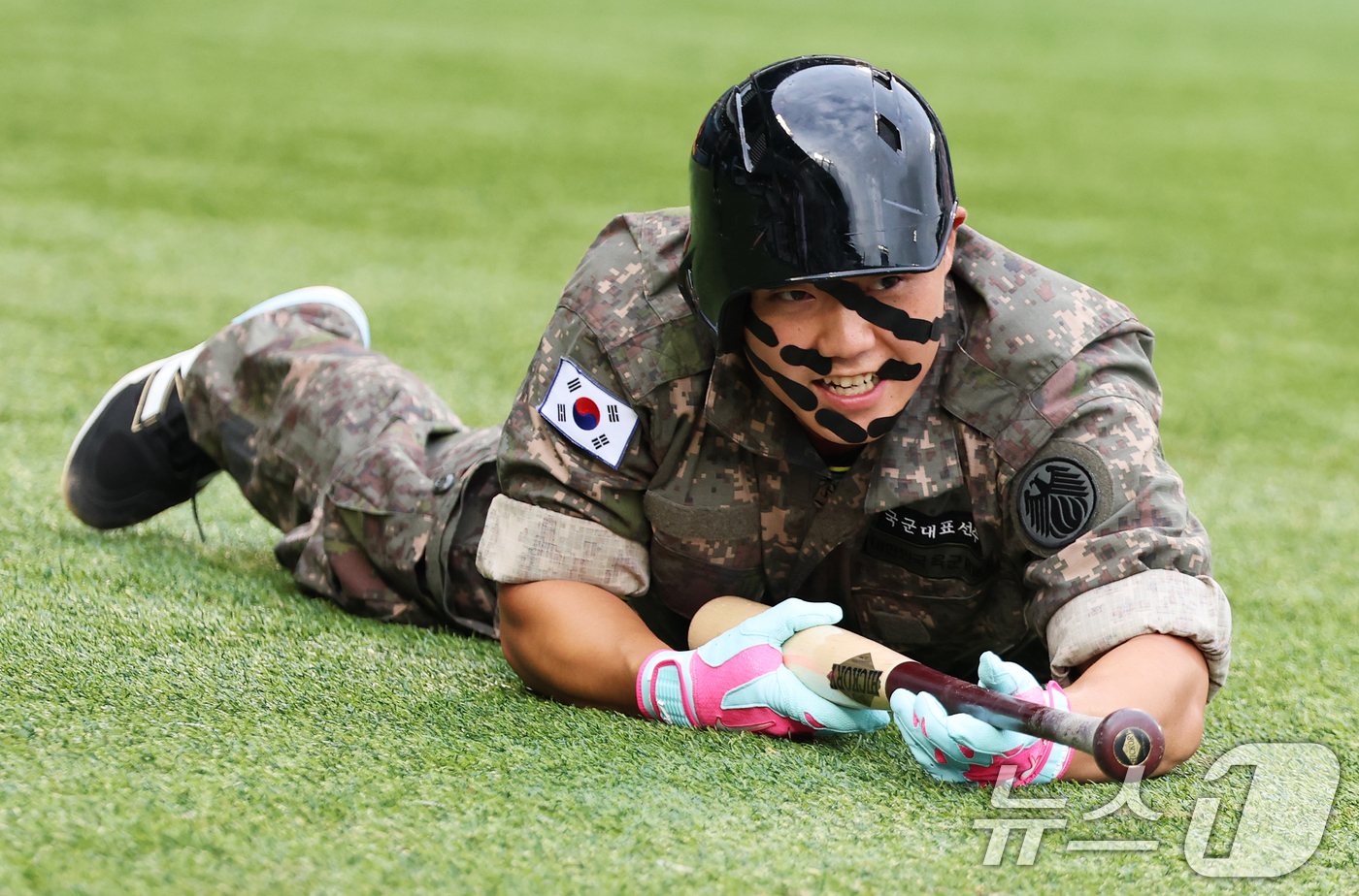 (서울=뉴스1) 오대일 기자 = 10일 서울 송파구 잠실야구장에서 열린 '2026 프로야구 KBO 퓨처스(2군) 올스타전' 북부리그와 남부리그의 경기에서 상무 고영우가 퍼포먼스를 …