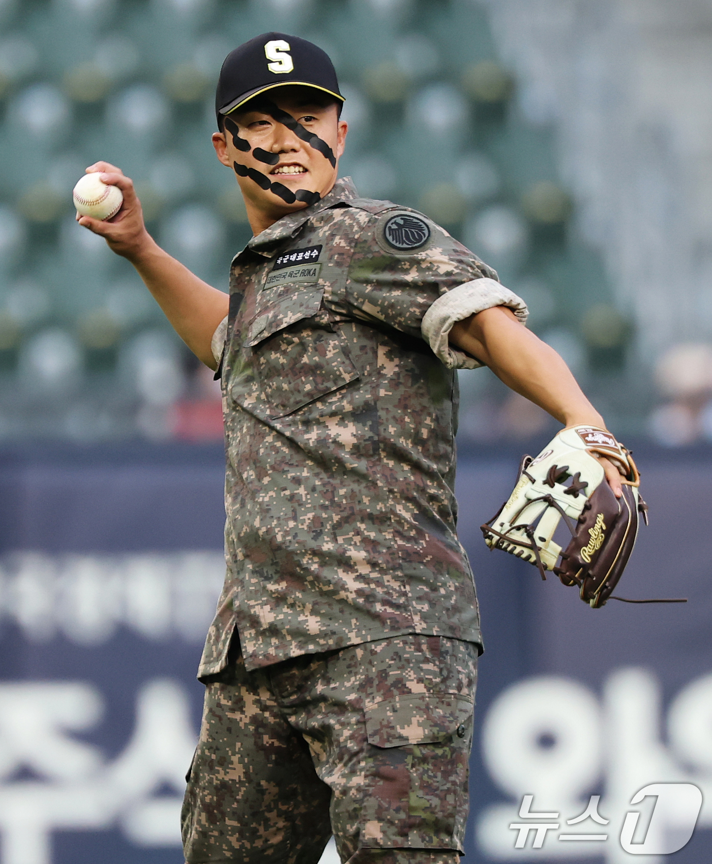 (서울=뉴스1) 오대일 기자 = 10일 서울 송파구 잠실야구장에서 열린 '2026 프로야구 KBO 퓨처스(2군) 올스타전' 북부리그와 남부리그의 경기에서 상무 고영우가 퍼포먼스를 …