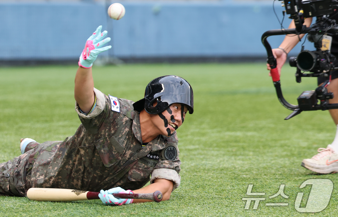 (서울=뉴스1) 오대일 기자 = 10일 서울 송파구 잠실야구장에서 열린 '2026 프로야구 KBO 퓨처스(2군) 올스타전' 북부리그와 남부리그의 경기에서 상무 고영우가 퍼포먼스를 …
