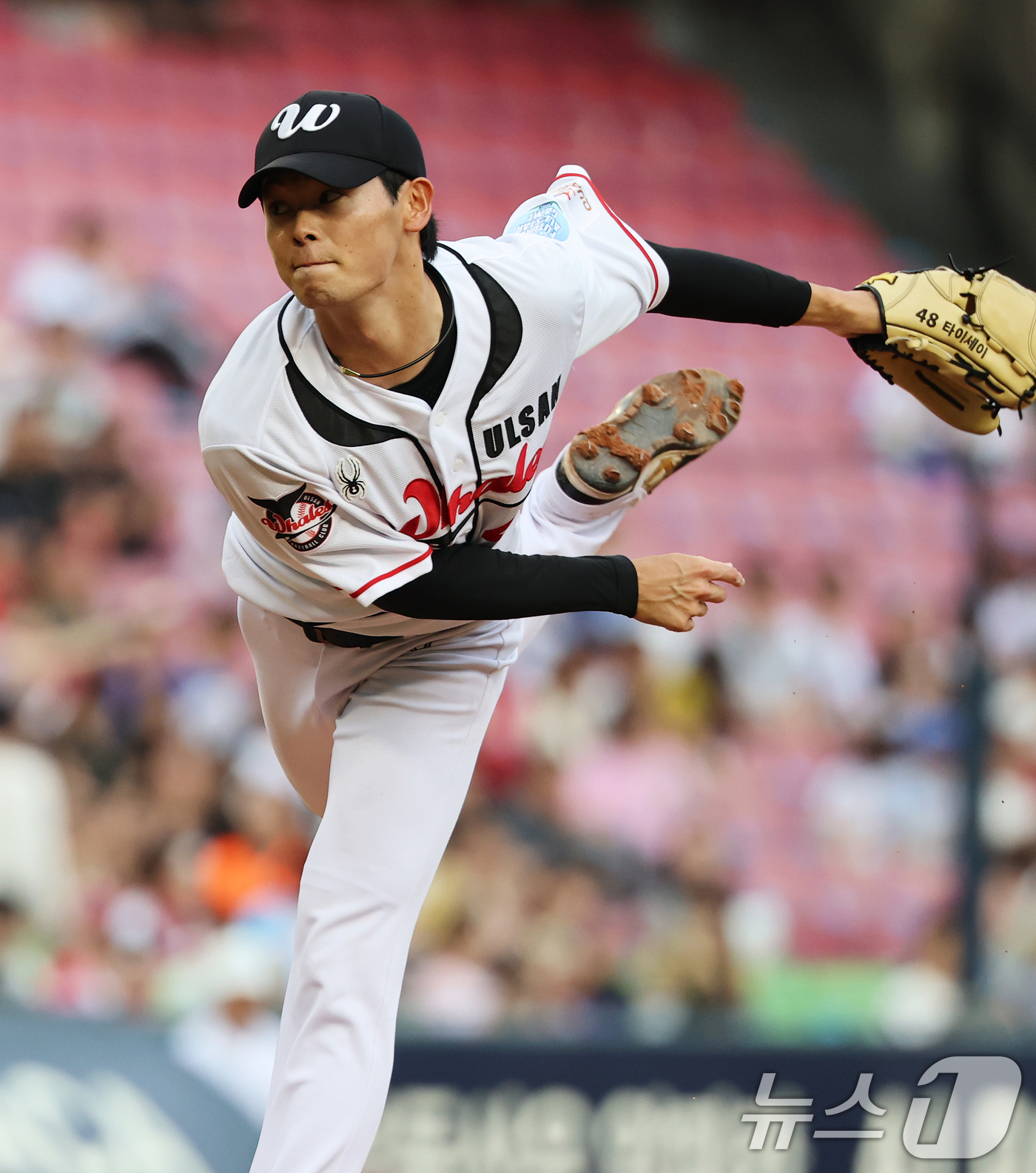 (서울=뉴스1) 오대일 기자 = 10일 서울 송파구 잠실야구장에서 열린 '2026 프로야구 KBO 퓨처스(2군) 올스타전' 북부리그와 남부리그의 경기에서 구원 등판한 울산 웨일즈 …