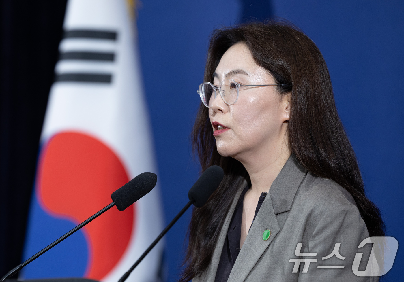 (울란바타르(몽골))=뉴스1) 이재명 기자 = 강유정 수석대변인이 10일(현지시간) 울란바타르에 마련된 대한민국 프레스센터에서 몽골 국회의장·총리 접견 등 순방 관련 브리핑을 하고 …