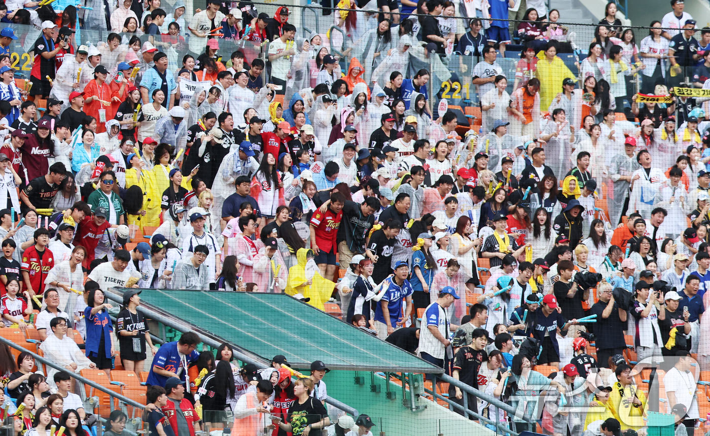 (서울=뉴스1) 오대일 기자 = 10일 서울 송파구 잠실야구장에서 열린 '2026 프로야구 KBO 퓨처스(2군) 올스타전' 북부리그와 남부리그의 경기에서 프로야구 각 구단 유니폼을 …