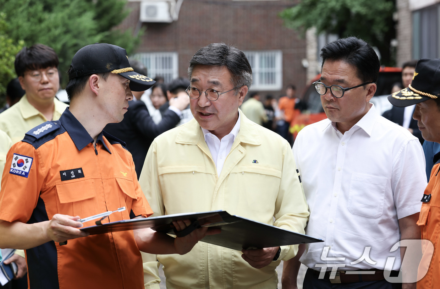 (서울=뉴스1) = 윤호중 행정안전부 장관이 10일 오후 초등생 남매가 숨진 서울 은평구 갈현동 빌라 화재 현장을 방문해 은평소방서장으로부터 피해 현황과 사고수습 및 합동감식 결과 …