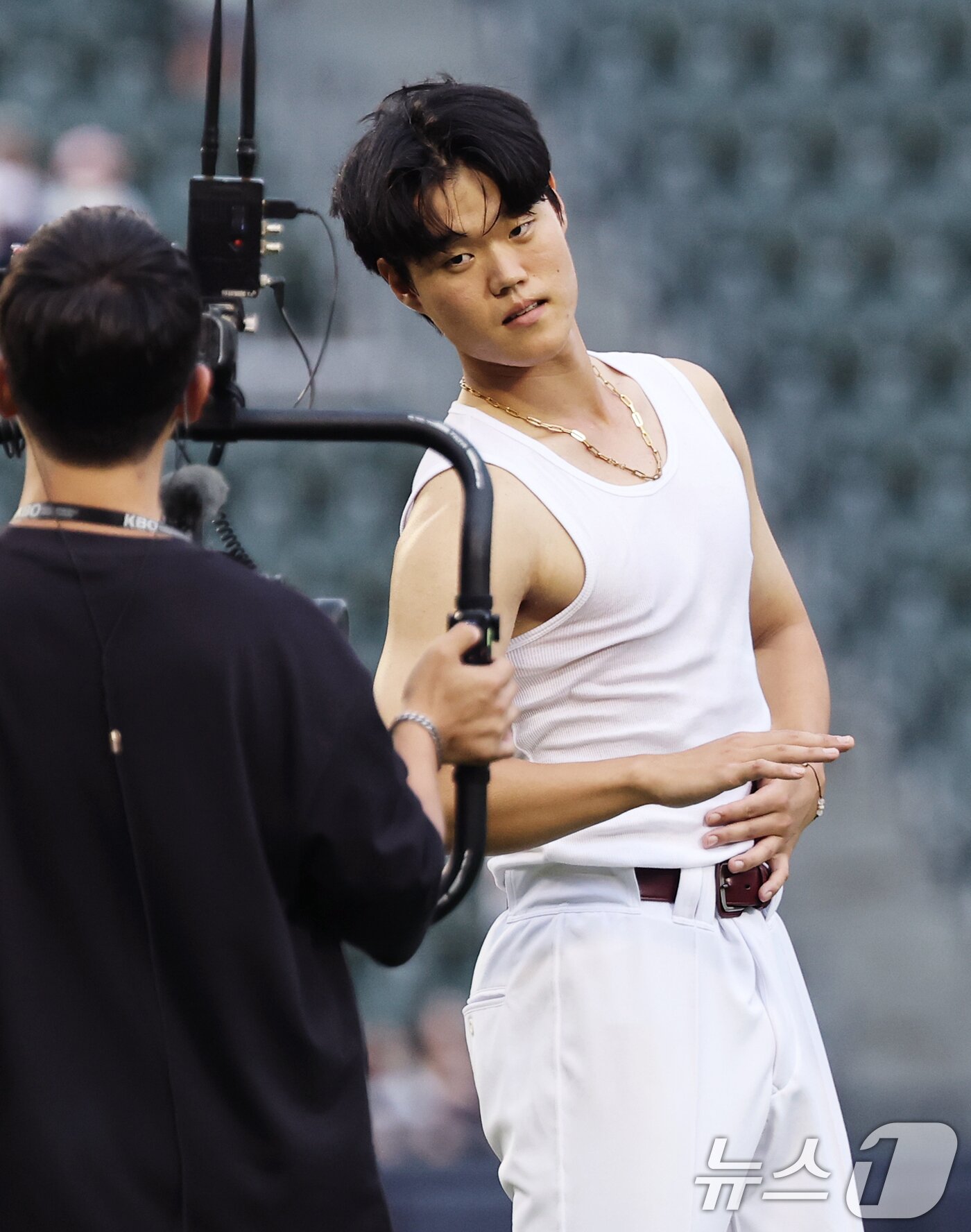 본문 이미지 - 10일 서울 송파구 잠실야구장에서 열린 '2026 프로야구 KBO 퓨처스(2군) 올스타전' 북부리그와 남부리그의 경기에서 키움 손힘찬이 에이티즈의 미니 14집 타이틀곡 '배드'(BAD)의 안무를 선보이고 있다. 2026.7.10 ⓒ 뉴스1 오대일 기자