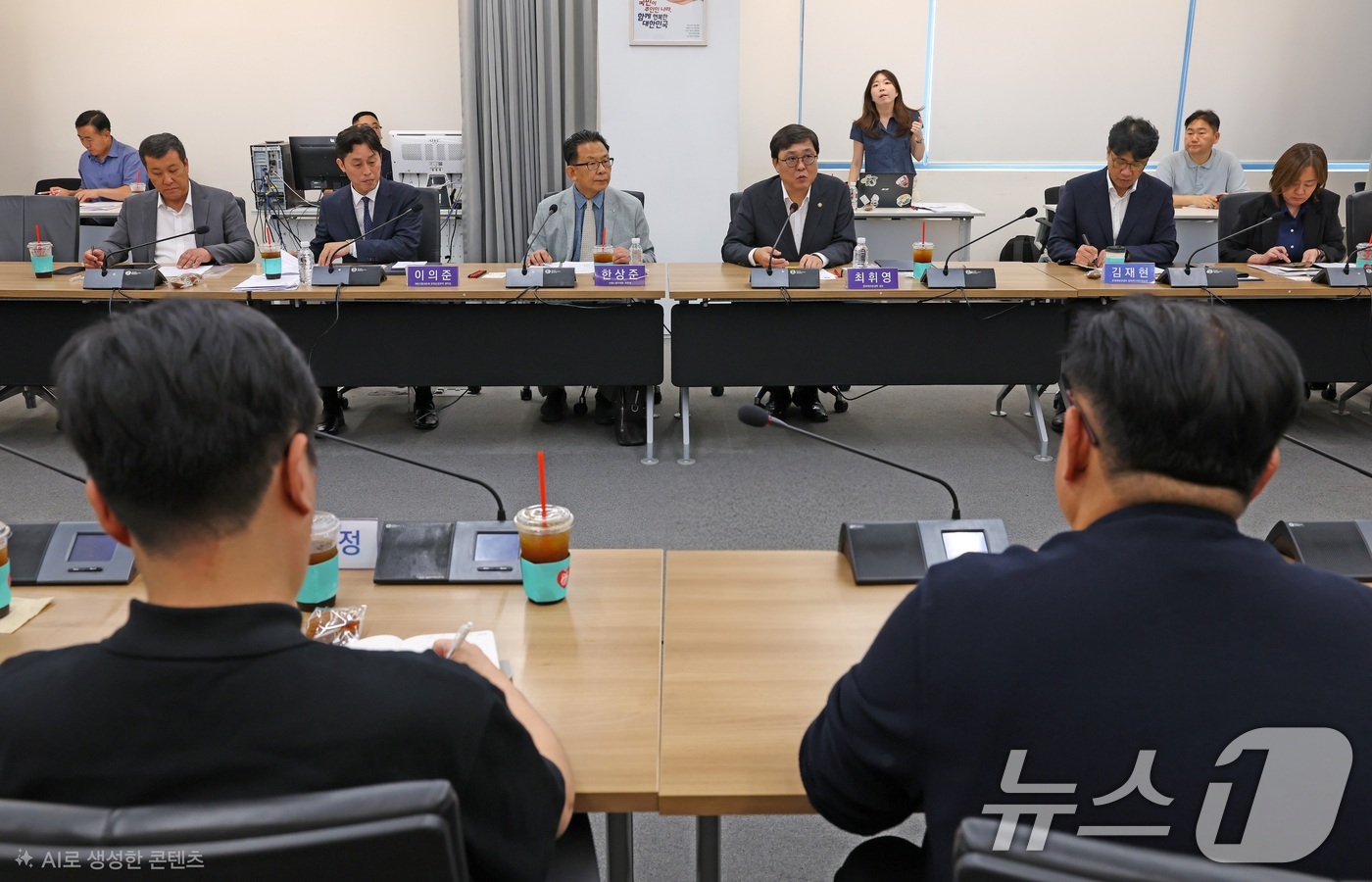 (서울=뉴스1) = 최휘영 문화체육관광부 장관이 10일 서울 종로구 국립현대미술관 서울관에서 메가박스중앙 회생절차 개시 관련 영화계 유관업체 관계자들과 간담회를 하고 있다. (문체 …
