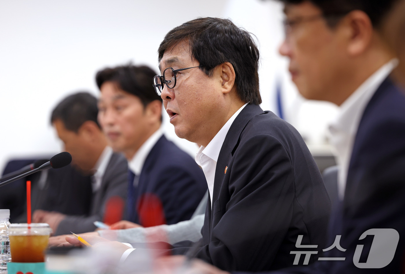 (서울=뉴스1) = 최휘영 문화체육관광부 장관이 10일 서울 종로구 국립현대미술관 서울관에서 메가박스중앙 회생절차 개시 관련 영화계 유관업체 관계자들과 간담회를 하고 있다. (문체 …