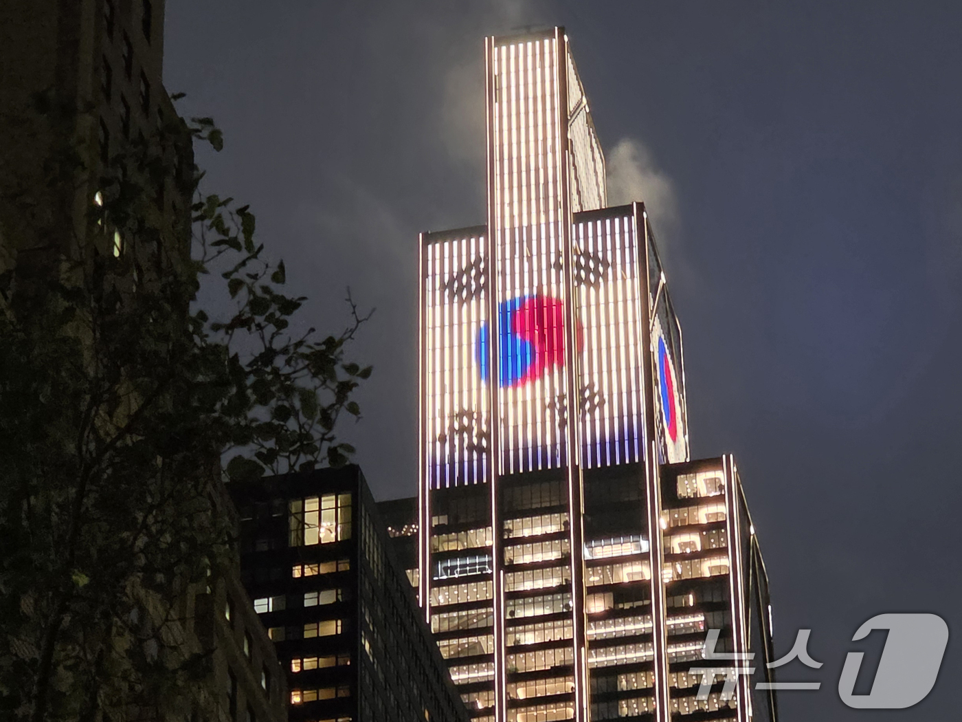 (서울=뉴스1) = 9일(현지시간) 뉴욕 맨해튼의 '270 파크 애비뉴' 건물 꼭대기에 SK하이닉스의 나스닥 시장 입성을 축하하는 태극기 조명이 켜져 있다. (SK하이닉스 제공. …