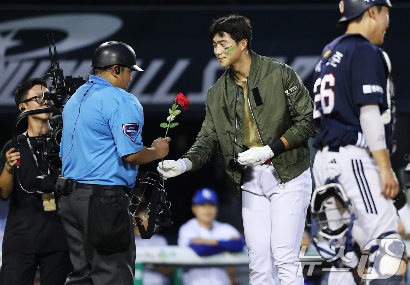 (서울=뉴스1) 오대일 기자 = 10일 서울 송파구 잠실야구장에서 열린 '2026 프로야구 KBO 퓨처스(2군) 올스타전' 북부리그와 남부리그의 경기에서 KIA 박종혁이 심판에게 …