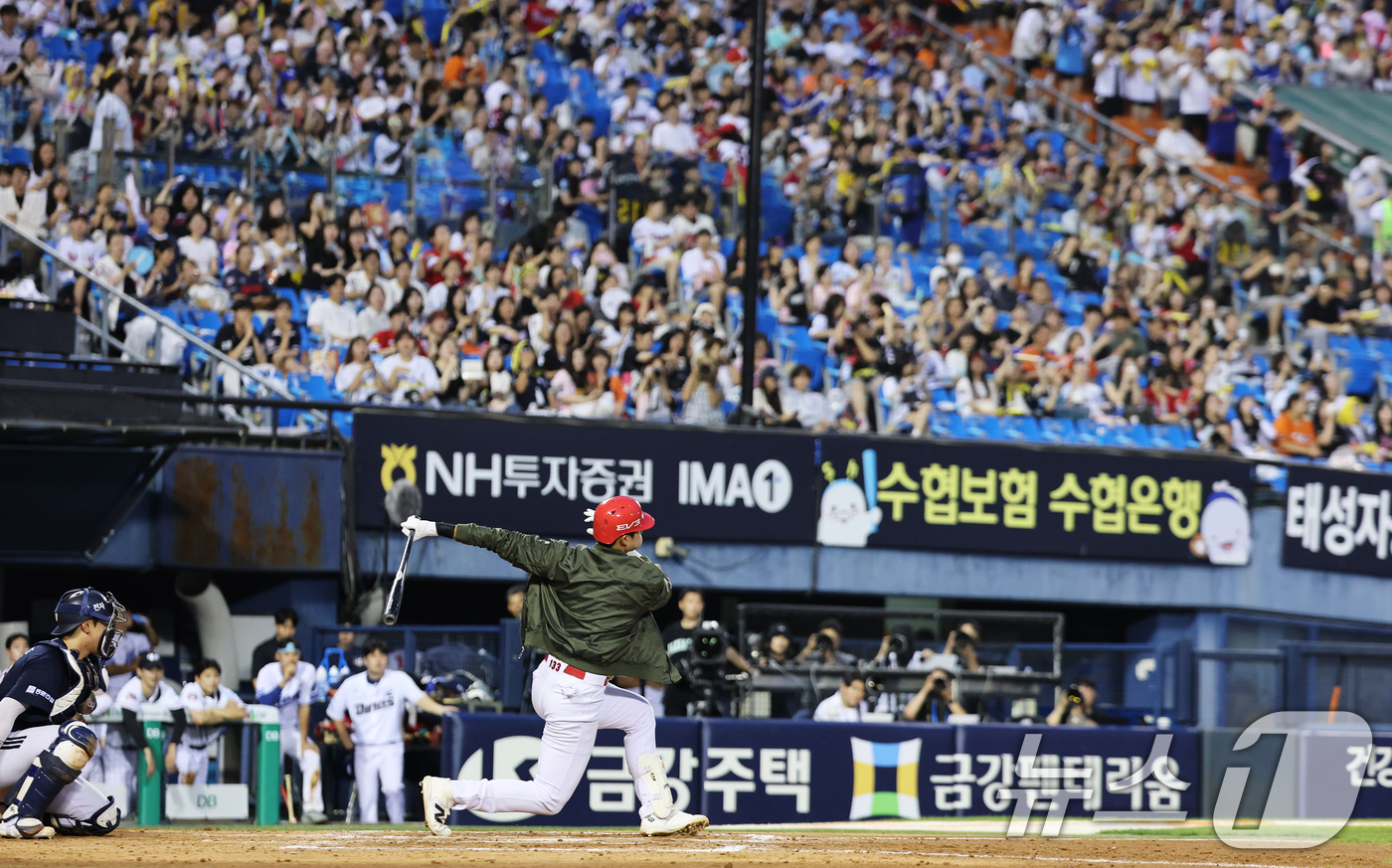 (서울=뉴스1) 오대일 기자 = 10일 서울 송파구 잠실야구장에서 열린 '2026 프로야구 KBO 퓨처스(2군) 올스타전' 북부리그와 남부리그의 경기에서 KIA 박종혁이 퍼포먼스를 …