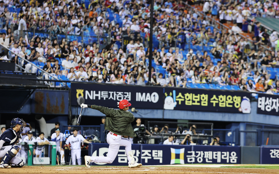 항공점퍼 입고 '풀스윙'