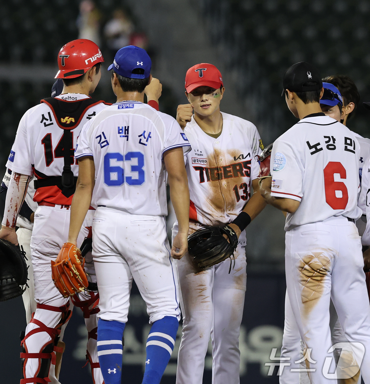 (서울=뉴스1) 오대일 기자 = 10일 서울 송파구 잠실야구장에서 열린 '2026 프로야구 KBO 퓨처스(2군) 올스타전' 북부리그와 남부리그의 경기에서 4-0으로 승리한 남부리그 …