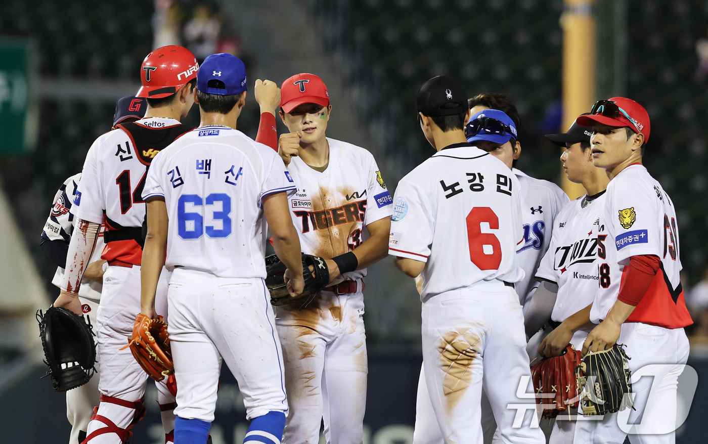 (서울=뉴스1) 오대일 기자 = 10일 서울 송파구 잠실야구장에서 열린 '2026 프로야구 KBO 퓨처스(2군) 올스타전' 북부리그와 남부리그의 경기에서 4-0으로 승리한 남부리그 …
