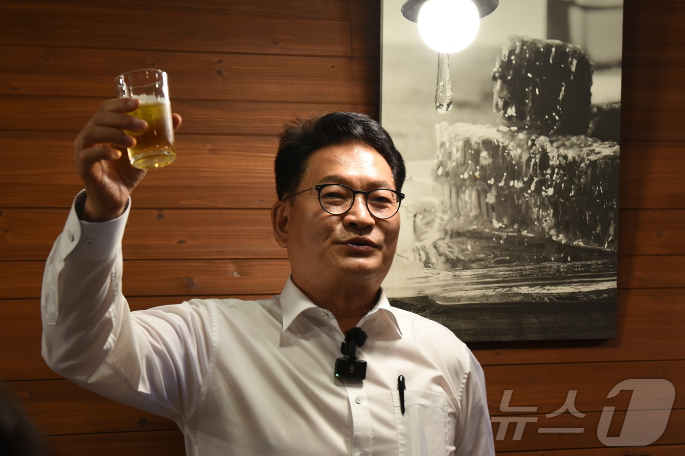 (순천=뉴스1) 김성준 기자 = 송영길 더불어민주당 의원(인천 연수갑)이 10일 전남광주 순천시 조례동 한 치킨집에서 호남청년 간담회 및 치맥파티를 진행하고 있다. 2026.7.1 …
