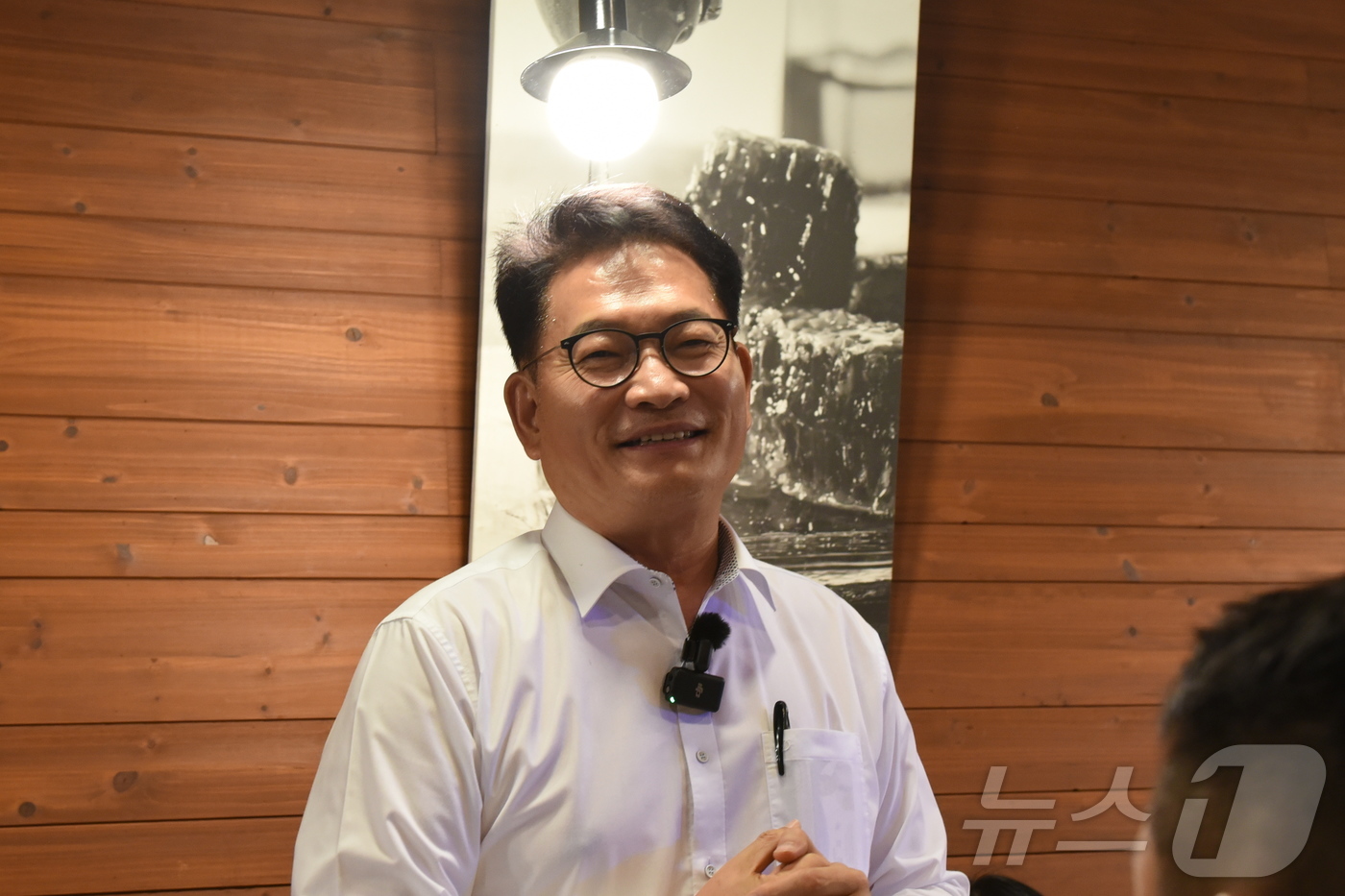 (순천=뉴스1) 김성준 기자 = 송영길 더불어민주당 의원(인천 연수갑)이 10일 전남광주 순천시 조례동 한 치킨집에서 호남청년 간담회 및 치맥파티를 진행하고 있다. 2026.7.1 …