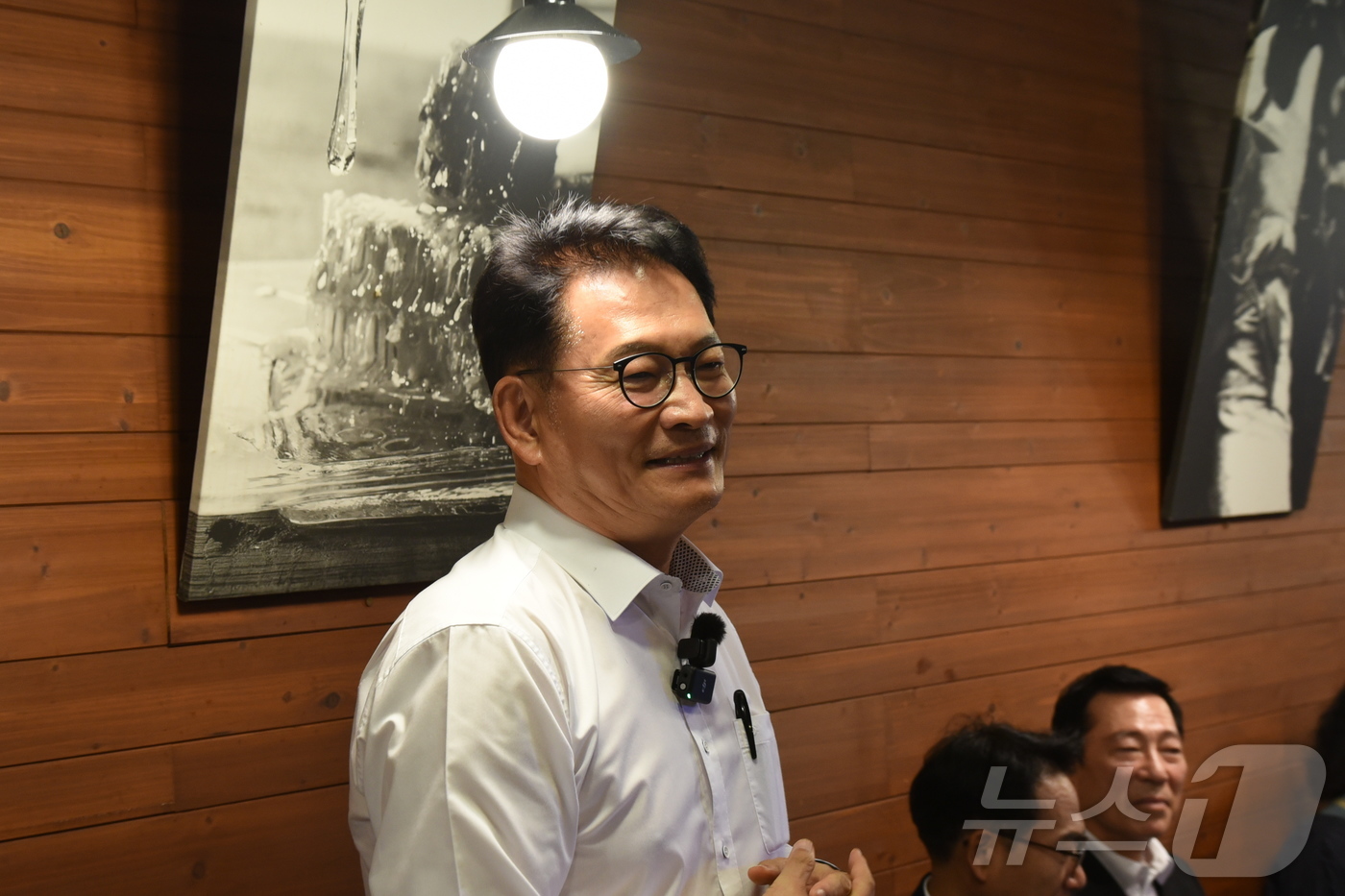 (순천=뉴스1) 김성준 기자 = 송영길 더불어민주당 의원(인천 연수갑)이 10일 전남광주 순천시 조례동 한 치킨집에서 호남청년 간담회 및 치맥파티를 진행하고 있다. 2026.7.1 …