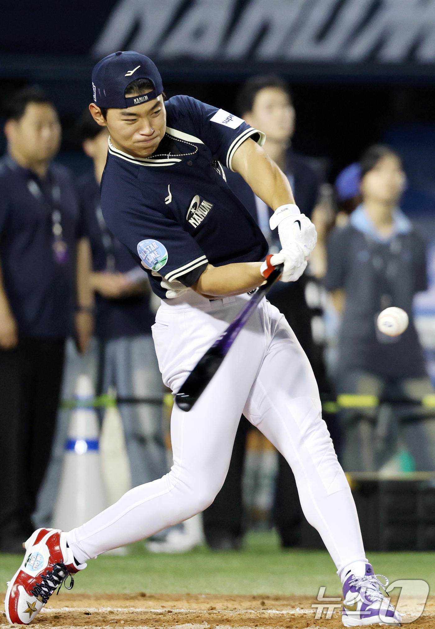 (서울=뉴스1) 오대일 기자 = KIA 김도영이 10일 서울 송파구 잠실야구장에서 열린 '2026 프로야구 KBO 올스타 프라이데이’ 컴투스프로야구 홈런더비에서 힘차게 타격하고 있 …