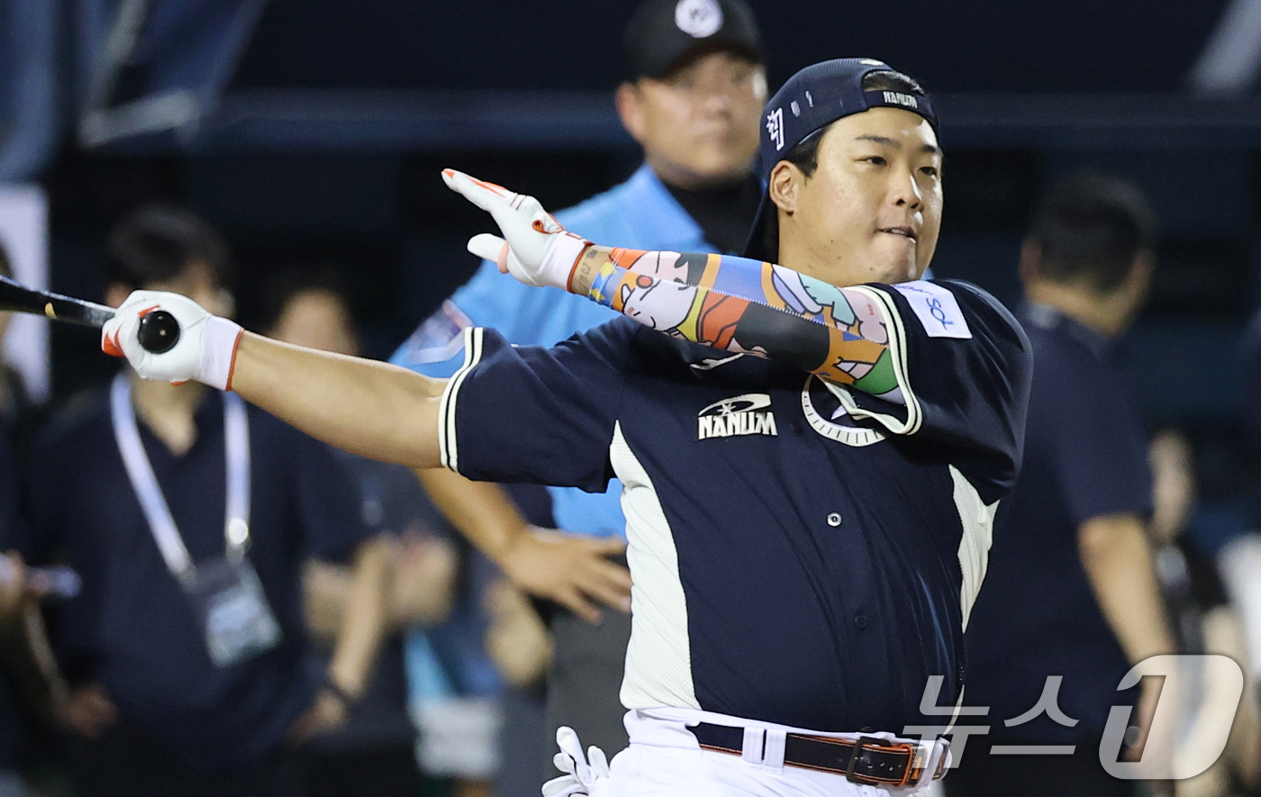 (서울=뉴스1) 오대일 기자 = 한화 강백호가 10일 서울 송파구 잠실야구장에서 열린 '2026 프로야구 KBO 올스타 프라이데이’ 컴투스프로야구 홈런더비에서 힘차게 타격하고 있다 …