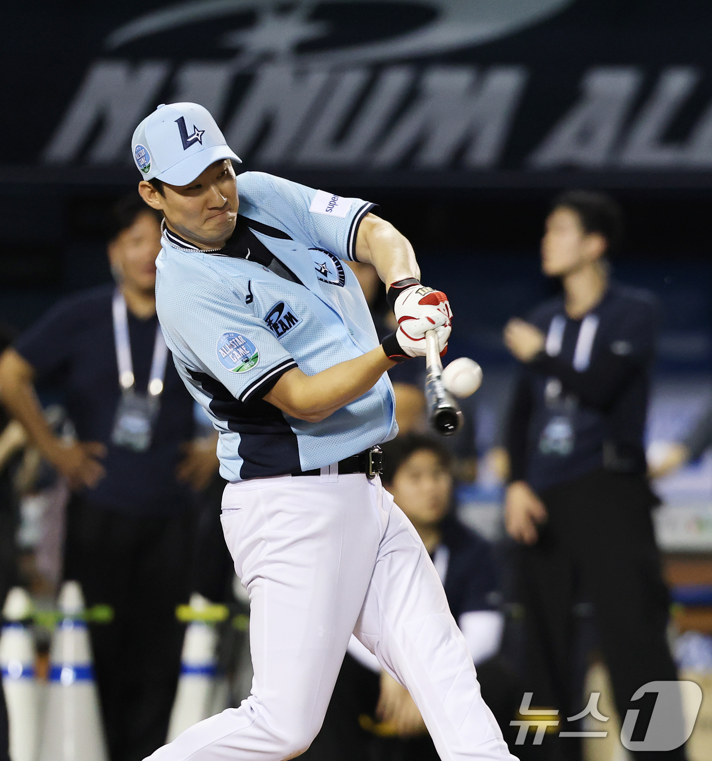 (서울=뉴스1) 오대일 기자 = SSG 오태곤이 10일 서울 송파구 잠실야구장에서 열린 '2026 프로야구 KBO 올스타 프라이데이’ 컴투스프로야구 홈런더비에서 힘차게 타격하고 있 …
