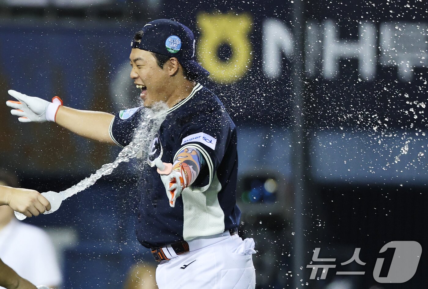 본문 이미지 - 한화 강백호가 10일 서울 송파구 잠실야구장에서 열린 '2026 프로야구 KBO 올스타 프라이데이’ 컴투스프로야구 홈런더비에서 마지막 서든데스 타석에서 극적인 홈런을 때린 후 포효하고 있다. 2026.7.10 ⓒ 뉴스1 오대일 기자