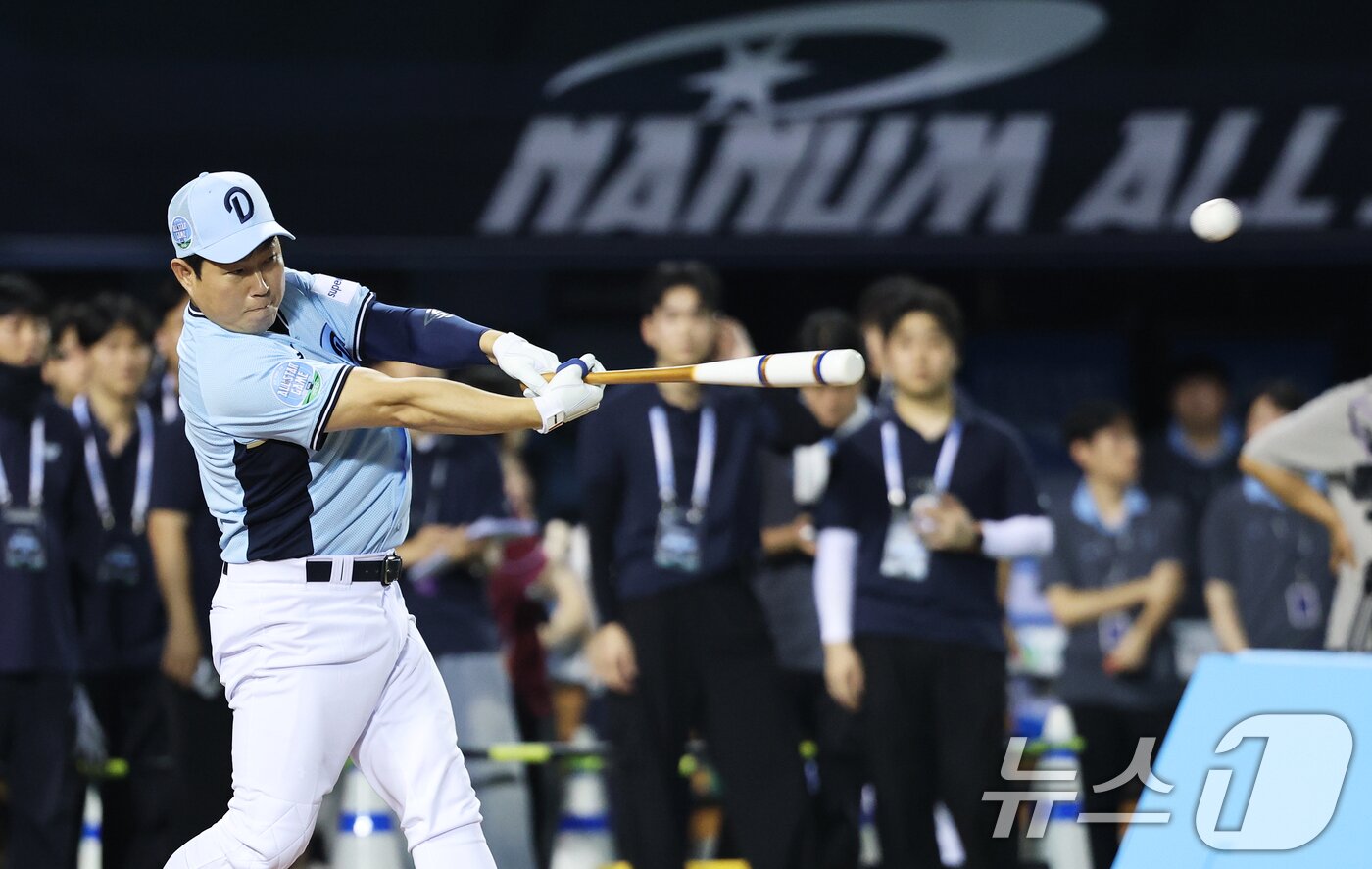 본문 이미지 - 두산 양의지가 10일 서울 송파구 잠실야구장에서 열린 '2026 프로야구 KBO 올스타 프라이데이’ 컴투스프로야구 홈런더비에서 힘차게 타격하고 있다. 2026.7.10 ⓒ 뉴스1 오대일 기자