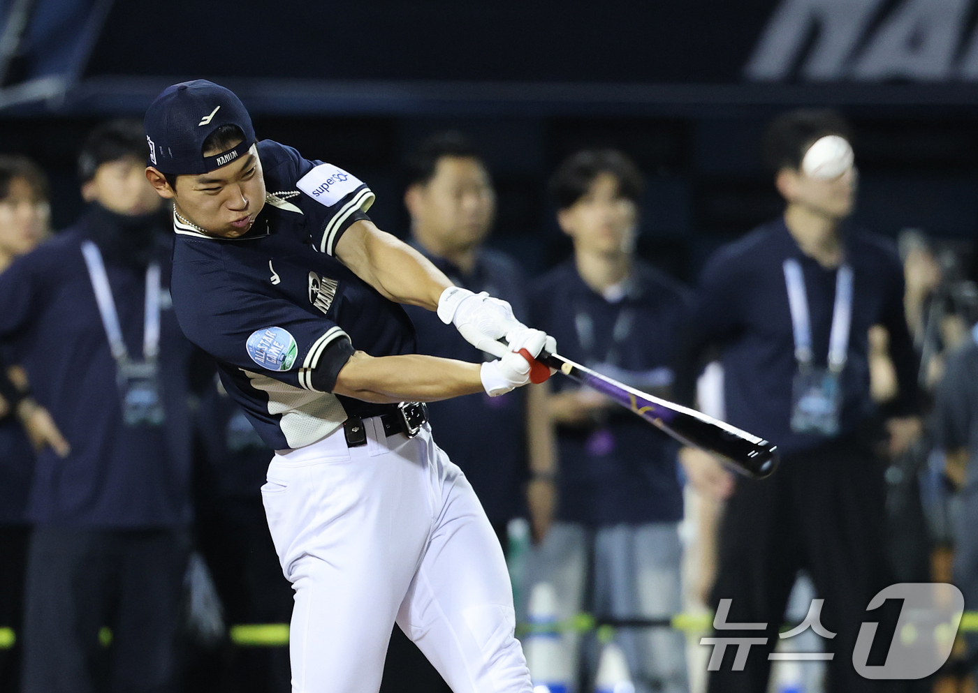 (서울=뉴스1) 오대일 기자 = KIA 김도영이 10일 서울 송파구 잠실야구장에서 열린 '2026 프로야구 KBO 올스타 프라이데이’ 컴투스프로야구 홈런더비에서 힘차게 타격하고 있 …