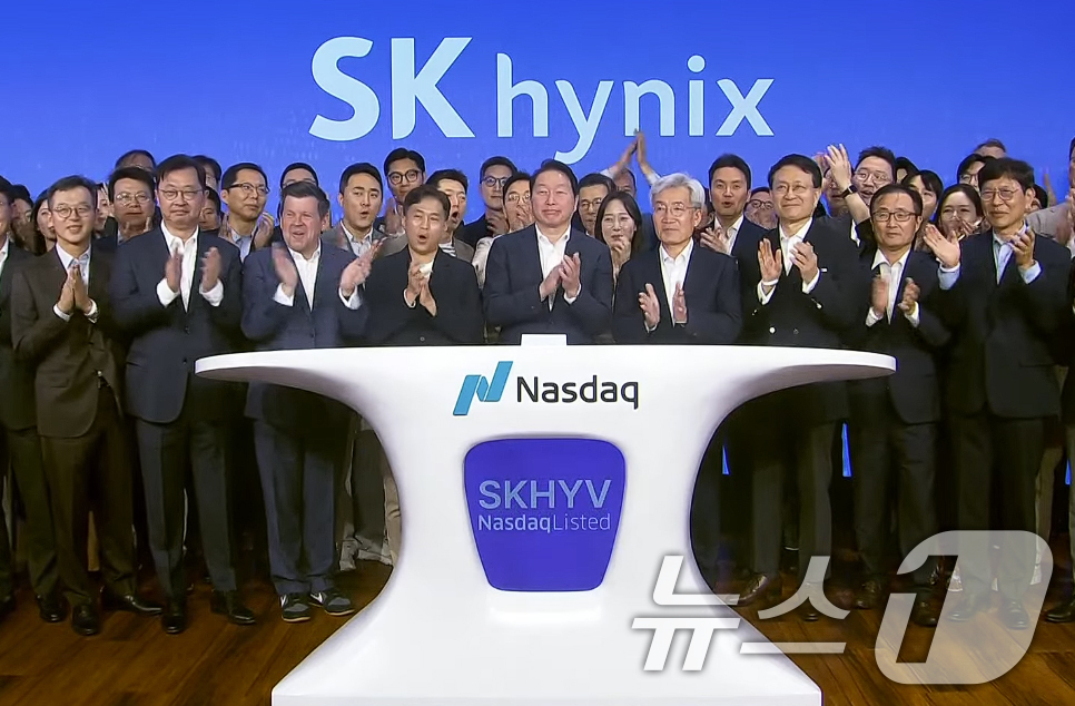 (서울=뉴스1) = 최태원 SK그룹 회장, 곽노정 SK하이닉스 대표이사를 비롯한 임직원들이 10일 미국 뉴욕 나스닥 타워에서 주식예탁증서(ADR) 나스닥 시장 상장 세리머니를 하고 …
