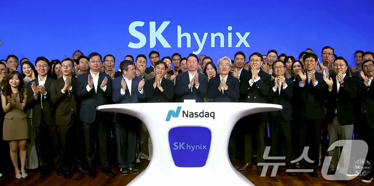 (서울=뉴스1) = 최태원 SK그룹 회장, 곽노정 SK하이닉스 대표이사를 비롯한 임직원들이 10일 미국 뉴욕 나스닥 타워에서 주식예탁증서(ADR) 나스닥 시장 상장 세리머니를 하고 …