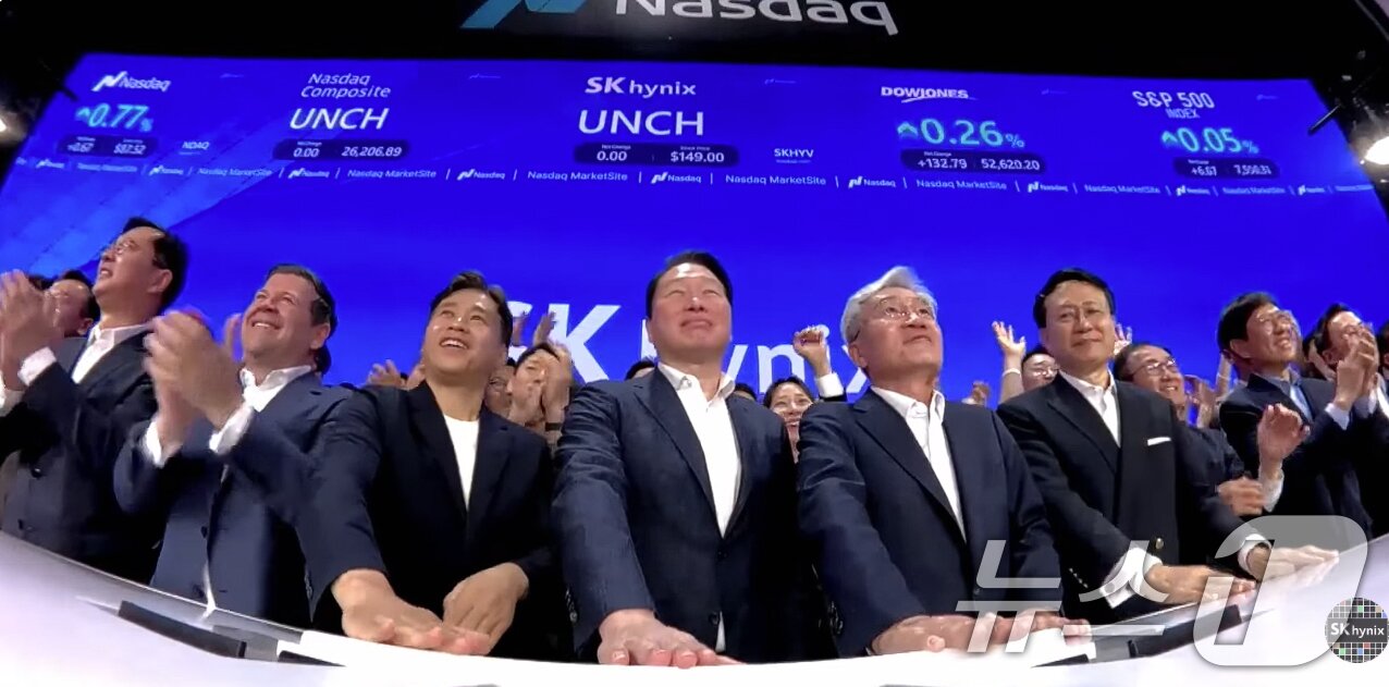 본문 이미지 - 최태원 SK그룹 회장, 곽노정 SK하이닉스 대표이사를 비롯한 임직원들이 10일 미국 뉴욕 나스닥 타워에서 주식예탁증서(ADR) 나스닥 시장 상장 세리머니를 하고 있다. (SK하이닉스 유튜브 캡쳐) 2026.7.10 ⓒ 뉴스1