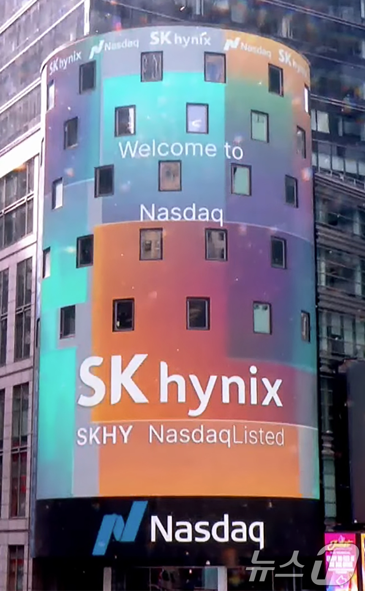 (서울=뉴스1) = 10일 SK하이닉스의 나스닥 ADR 상장을 기념해 미국 타임스스퀘어 나스닥 타워 전광판에 광고가 나오고 있다. (SK하이닉스 유튜브 캡쳐) 2026.7.10/뉴 …