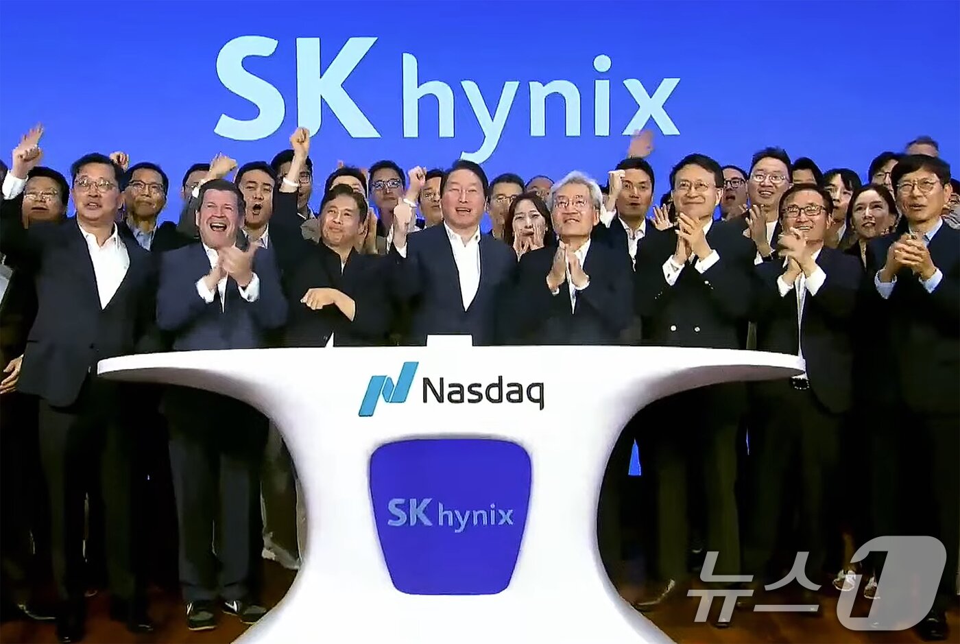 본문 이미지 - 최태원 SK그룹 회장, 최재원 수석부회장, 곽노정 SK하이닉스 대표이사 등 경영진 및 임직원들이 10일 미국 뉴욕 나스닥 타워에서 주식예탁증서(ADR) 나스닥 시장 상장 세리머니를 하고 있다. (SK하이닉스 유튜브 캡쳐) 2026.7.10 ⓒ 뉴스1