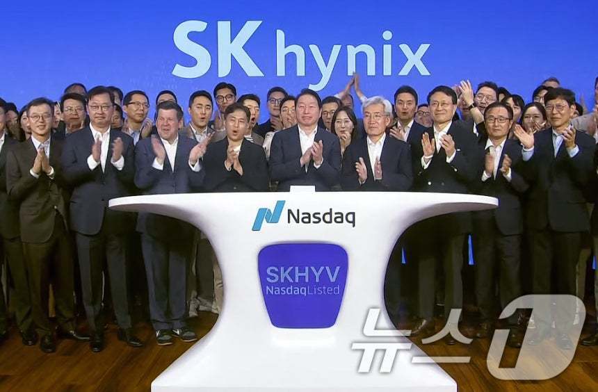 본문 이미지 - 최태원 SK그룹 회장, 곽노정 SK하이닉스 대표이사를 비롯한 임직원들이 10일 미국 뉴욕 나스닥 타워에서 주식예탁증서(ADR) 나스닥 시장 상장 세리머니를 하고 있다. (SK하이닉스 유튜브 캡쳐) 2026.7.10/뉴스1
