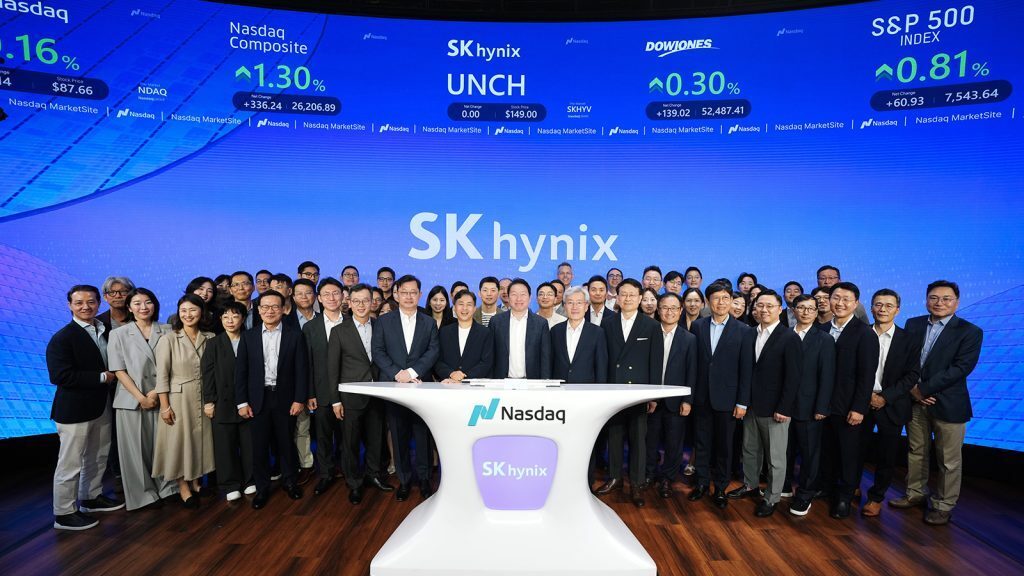 본문 이미지 - 최태원 SK그룹 회장, 곽노정 SK하이닉스 CEO 등 주요 경영진이 마켓사이트 앞에서 기념 촬영을 하고 있다.(왼쪽 첫 줄 여덟 번째부터 최재원 SK스퀘어 수석부회장, 곽노정 SK하이닉스 CEO, 최태원 SK그룹 회장, 고승범 SK하이닉스 사외이사 겸 이사회 의장, 유정준 SK(주) 미주총괄 부회장)/뉴스1