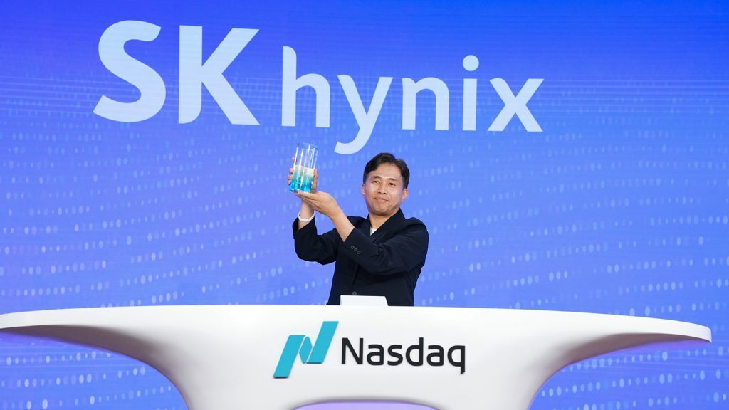 본문 이미지 - 곽노정 SK하이닉스 CEO가 나스닥 ‘오프닝 벨’ 행사에서 상장 기념패를 들고 세리모니를 하고 있다.(SK하이닉스 제공)/뉴스1