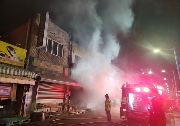 군산 해망동 상가주택서 불 50분 만에 진화…합동감식 예정