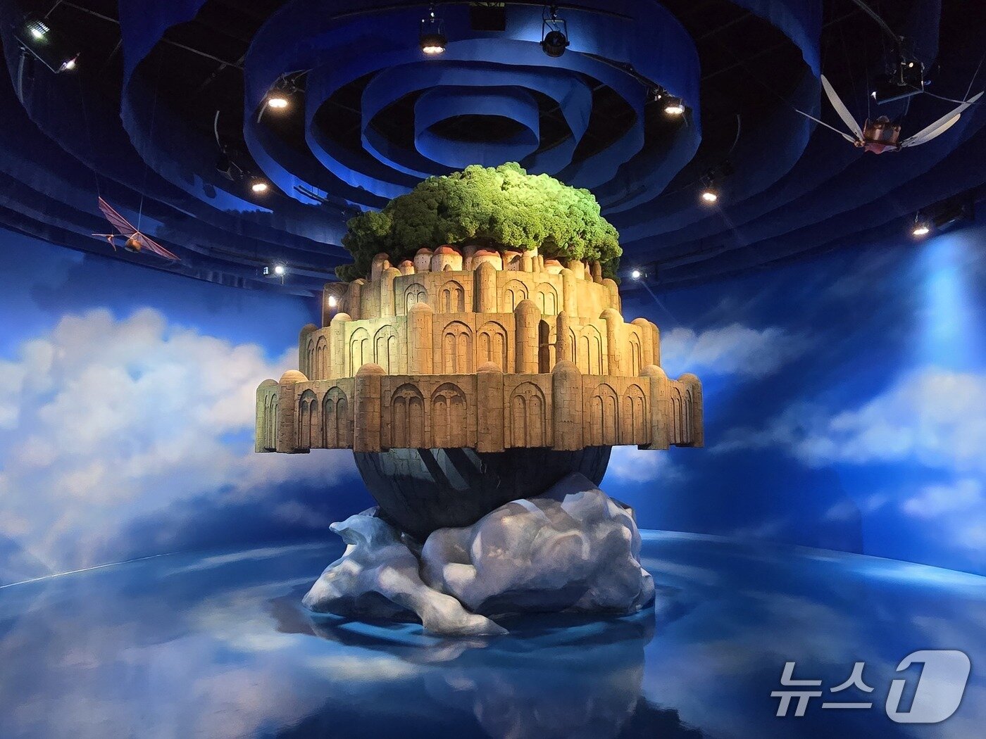 본문 이미지 - '스튜디오 지브리전(展) 인 제주(in Jeju)' 전시장 전경. '천공의 성 라퓨타'의 '공중 정원'. ⓒ 뉴스1 김정한 기자
