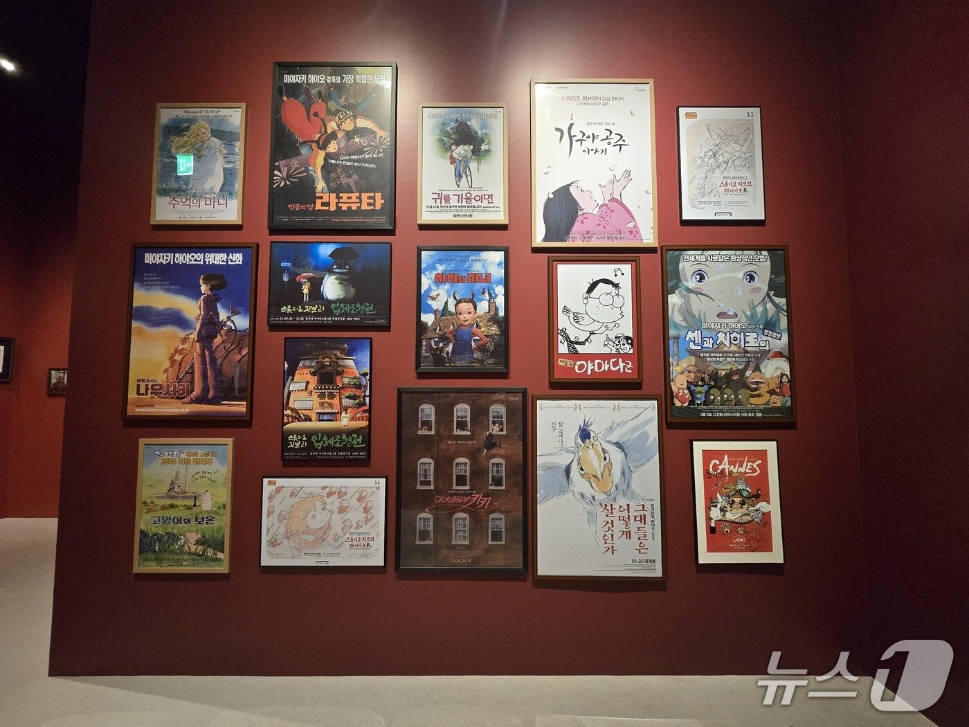 본문 이미지 - '스튜디오 지브리전(展) 인 제주(in Jeju)' 전시장 전경. 지브리 작품들의 포스터가 전시돼 있다. ⓒ 뉴스1 김정한 기자