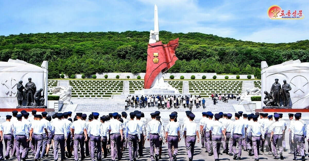 본문 이미지 - (평양 노동신문=뉴스1) = 북한의 '전쟁 영웅'이 묻힌 평양의 조국해방전쟁참전열사묘. [국내에서만 사용가능. 재배포 금지. DB 금지. For Use Only in the Republic of Korea. Redistribution Prohibited] rodongphoto@news1.kr