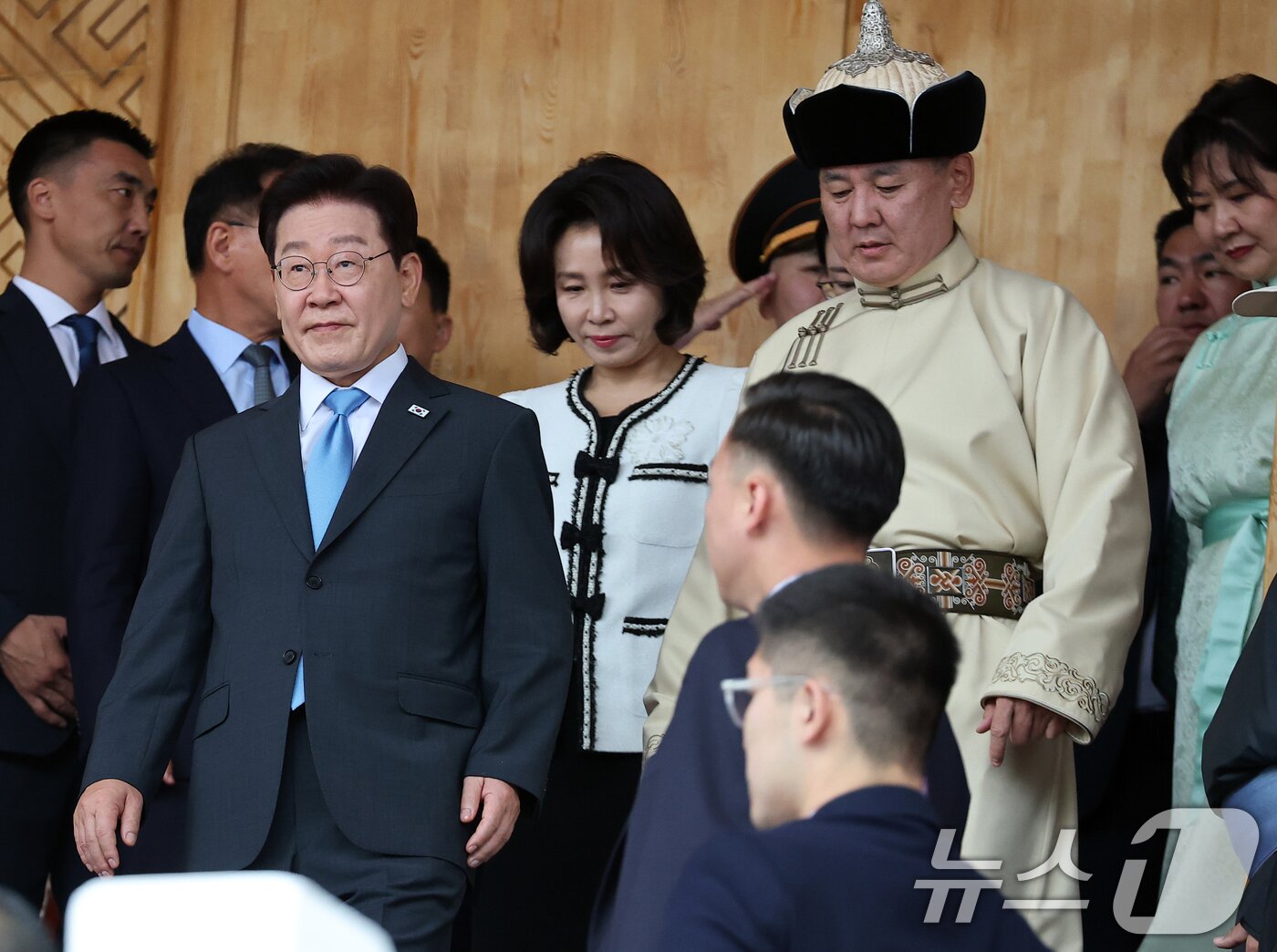 본문 이미지 - 몽골을 국빈 방문 중인 이재명 대통령과 김혜경 여사가 11일(현지시간) 울란바타르 국립 체육경기장에서 열린 나담축제 개막식에 오흐나 후렐수흐 몽골 대통령과 함께 입장하고 있다. 2026.7.11 ⓒ 뉴스1 이재명 기자