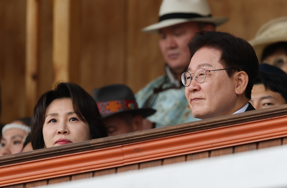 몽골 나담축제 공연 관람하는 이재명 대통령 부부