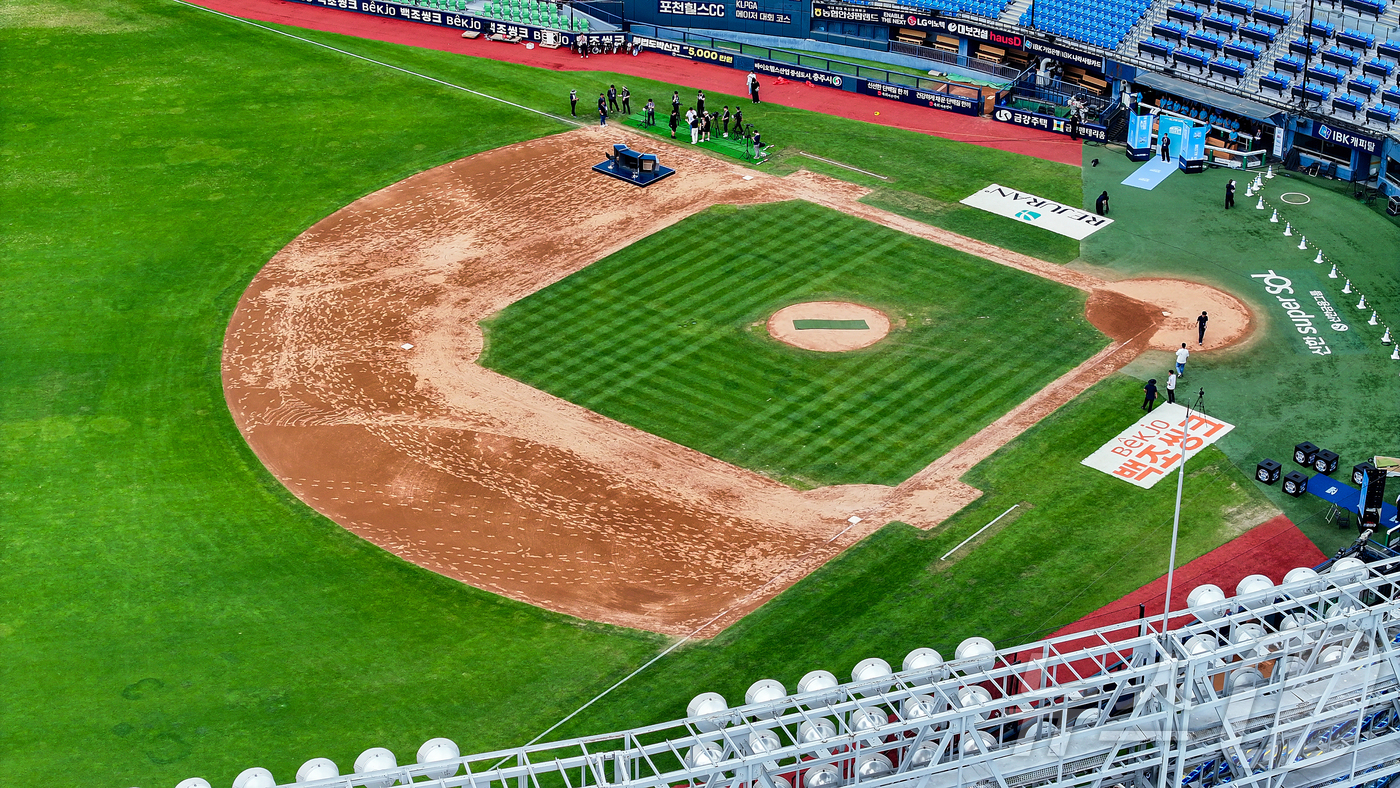 (서울=뉴스1) 김진환 기자 = 11일 ‘2026 신한 SOL KBO 올스타전’을 앞둔 서울 송파구 잠실야구장.이번 올스타전은 프로야구 원년인 1982년 준공돼 한국 야구 역사와 …