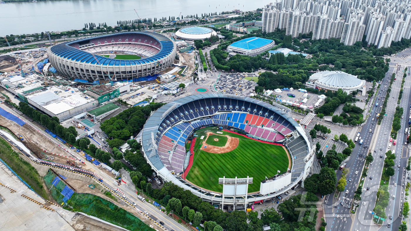 (서울=뉴스1) 김진환 기자 = 11일 ‘2026 신한 SOL KBO 올스타전’을 앞둔 서울 송파구 잠실야구장.이번 올스타전은 프로야구 원년인 1982년 준공돼 한국 야구 역사와 …