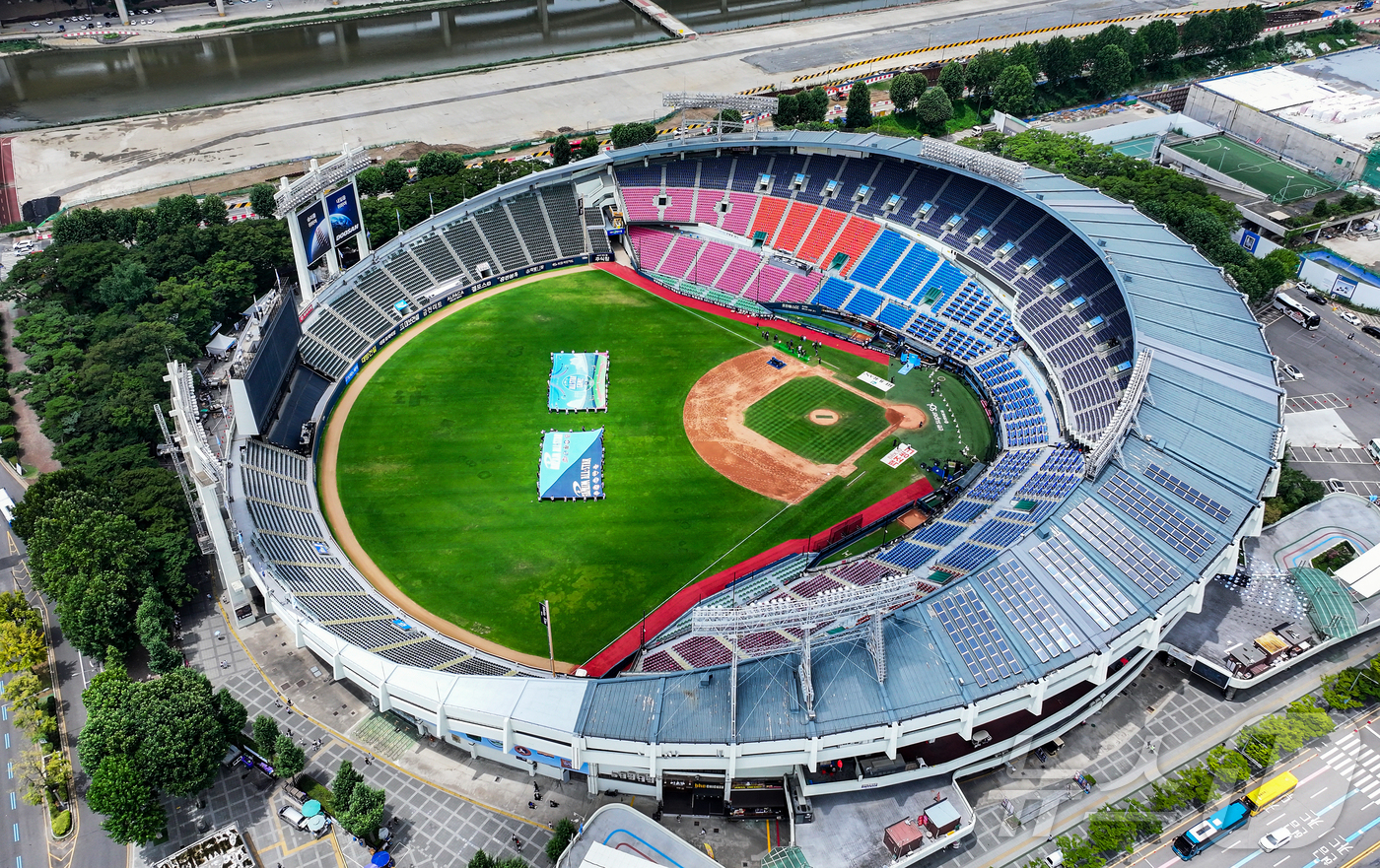 (서울=뉴스1) 김진환 기자 = 11일 ‘2026 신한 SOL KBO 올스타전’을 앞둔 서울 송파구 잠실야구장.이번 올스타전은 프로야구 원년인 1982년 준공돼 한국 야구 역사와 …