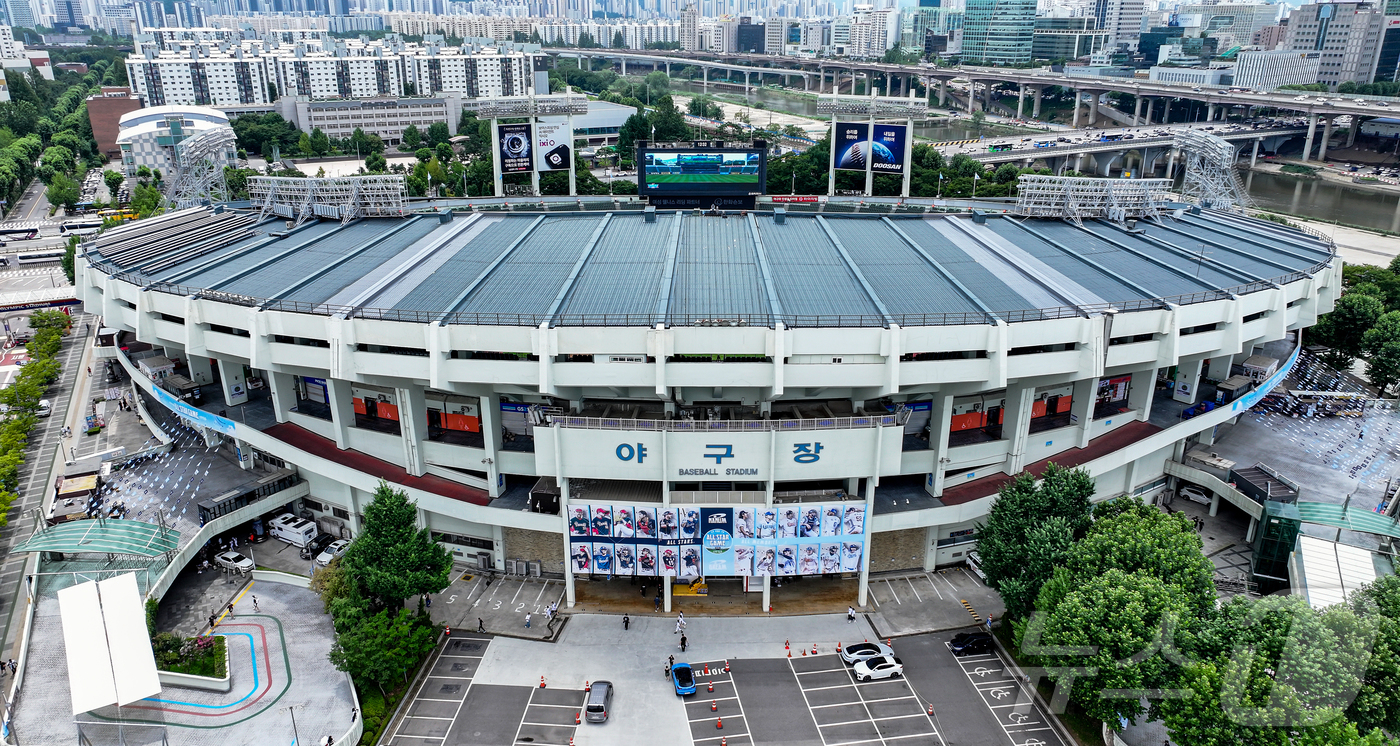 (서울=뉴스1) 김진환 기자 = 11일 ‘2026 신한 SOL KBO 올스타전’을 앞둔 서울 송파구 잠실야구장.이번 올스타전은 프로야구 원년인 1982년 준공돼 한국 야구 역사와 …