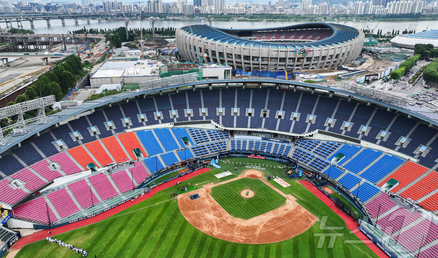 (서울=뉴스1) 김진환 기자 = 11일 ‘2026 신한 SOL KBO 올스타전’을 앞둔 서울 송파구 잠실야구장.이번 올스타전은 프로야구 원년인 1982년 준공돼 한국 야구 역사와 …