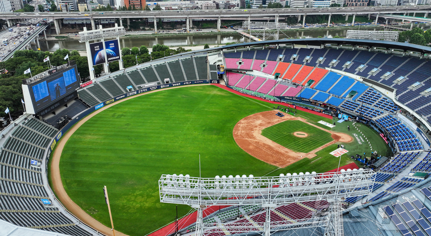 (서울=뉴스1) 김진환 기자 = 11일 ‘2026 신한 SOL KBO 올스타전’을 앞둔 서울 송파구 잠실야구장.이번 올스타전은 프로야구 원년인 1982년 준공돼 한국 야구 역사와 …
