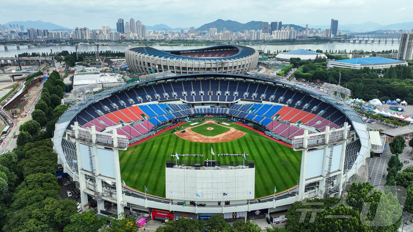 (서울=뉴스1) 김진환 기자 = 11일 ‘2026 신한 SOL KBO 올스타전’을 앞둔 서울 송파구 잠실야구장과 올림픽주경기장.이번 올스타전은 프로야구 원년인 1982년 준공돼 한 …
