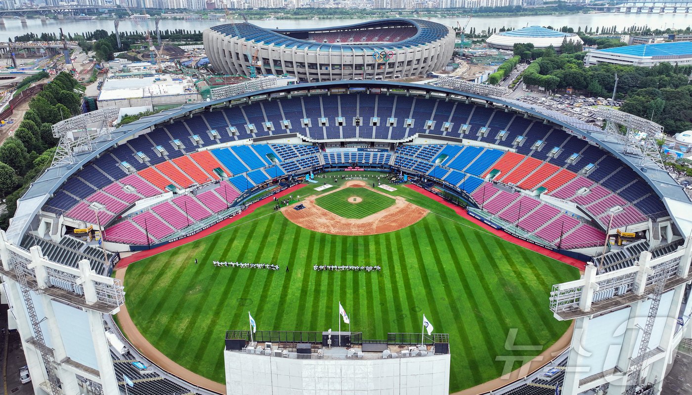 (서울=뉴스1) 김진환 기자 = 11일 ‘2026 신한 SOL KBO 올스타전’을 앞둔 서울 송파구 잠실야구장.이번 올스타전은 프로야구 원년인 1982년 준공돼 한국 야구 역사와 …