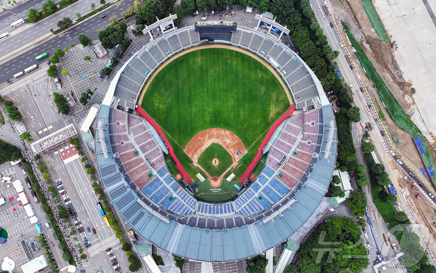 (서울=뉴스1) 김진환 기자 = 11일 ‘2026 신한 SOL KBO 올스타전’을 앞둔 서울 송파구 잠실야구장.이번 올스타전은 프로야구 원년인 1982년 준공돼 한국 야구 역사와 …
