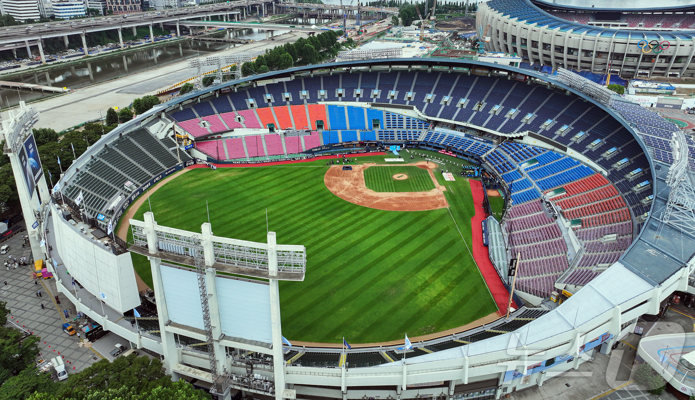 (서울=뉴스1) 김진환 기자 = 11일 ‘2026 신한 SOL KBO 올스타전’을 앞둔 서울 송파구 잠실야구장.이번 올스타전은 프로야구 원년인 1982년 준공돼 한국 야구 역사와 …